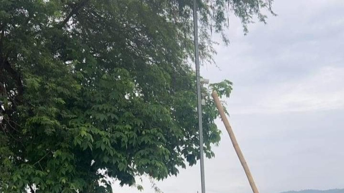 Acto. Con una caña se ‘tumbaron’ cámaras de vigilancia instaladas con los grupos delictivos.