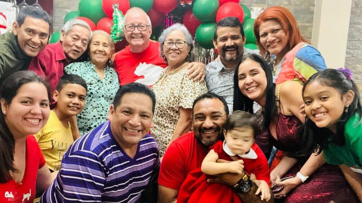 Carlos Julio Gurumendi con su familia.