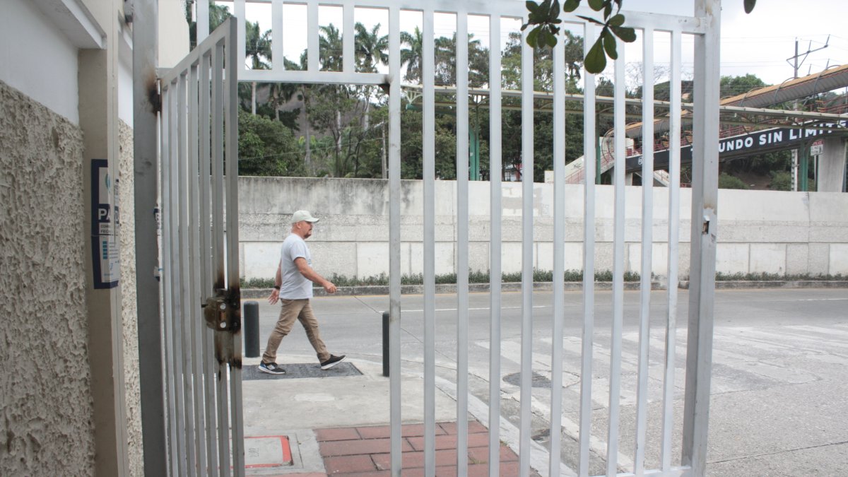 Realidad. El barrio de Los Ceibos es apenas uno de decenas de sectores donde han colocado puertas metálicas.