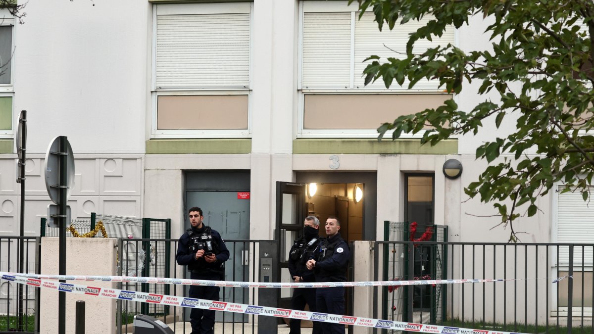 Imagen de varios policías franceses ante el edificio donde fueron encontrados cinco cadáveres en Meaux, cerca de París, el 26 de diciembre de 2023.