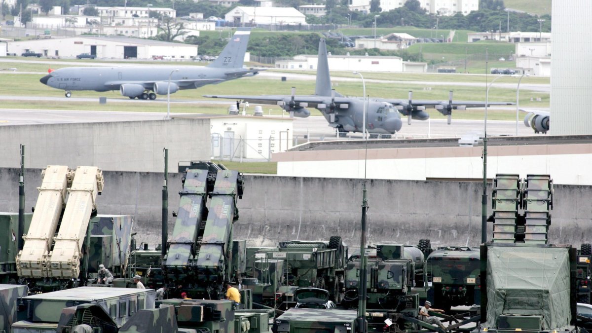 Un sistema de misiles Patriot listo para su puesta en funcionamiento en la base aérea Kadena, en la isla meridional japonesa de Okinawa.