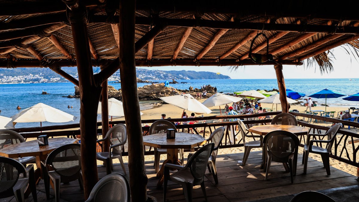 Un restaurante sin clientes el 23 de diciembre de 2023, en Acapulco, estado de Guerrero (México).