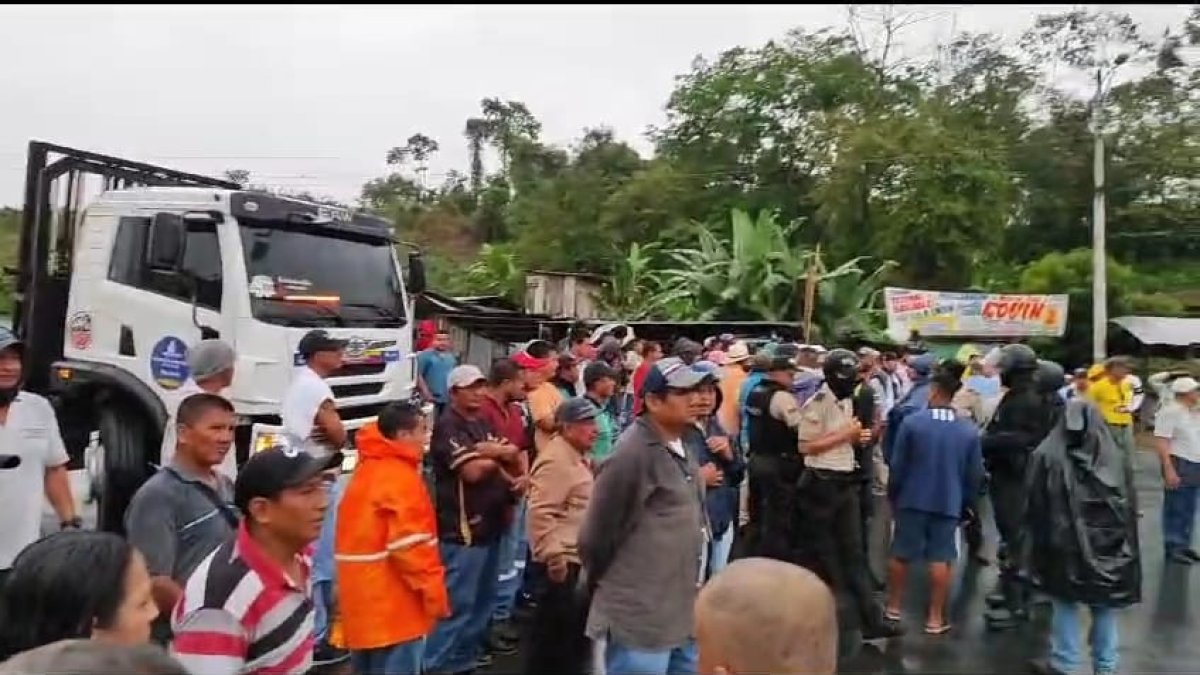 Trabajadores municipales han obstaculizado la vía.