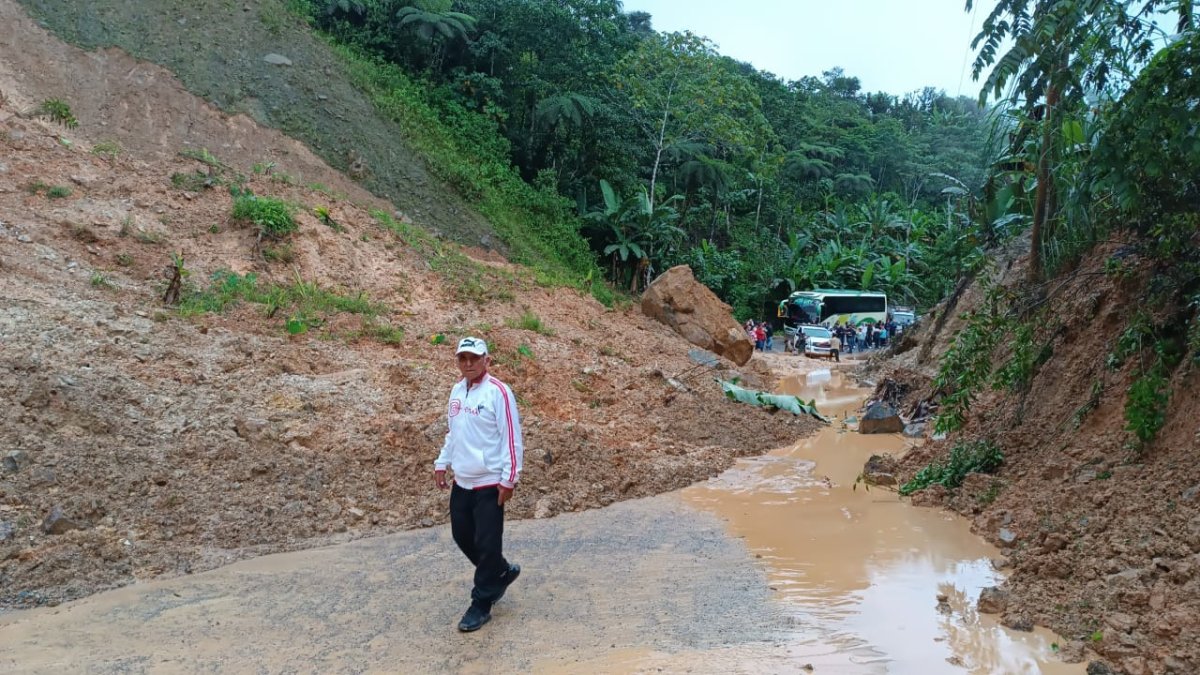 Un deslizamiento de gran magnitud se registró en el kilómetro 117+500 de la vía Cuenca- Girón- Pasaje este miércoles 27 de diciembre.