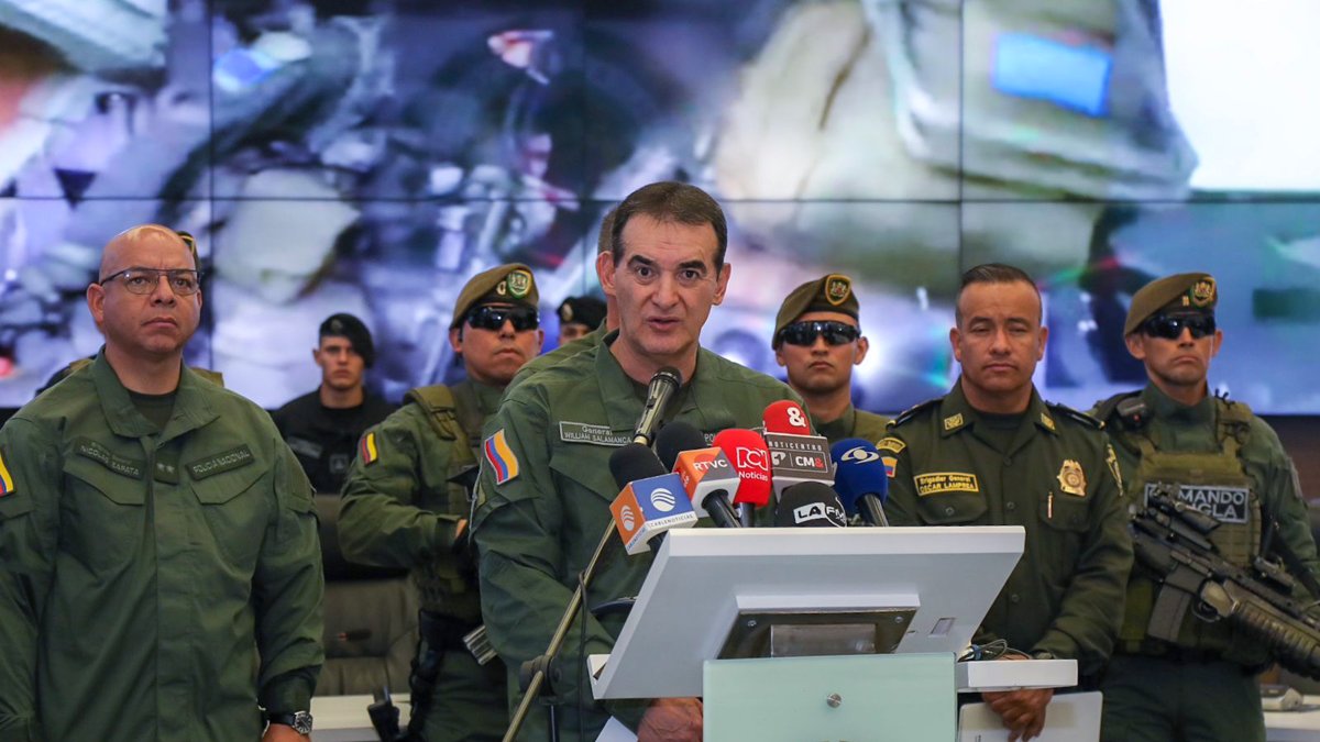 El director de la Policía de Colombia, general William René Salamanca (c) mientras habla hoy, durante una rueda de prensa en Bogotá (Colombia).