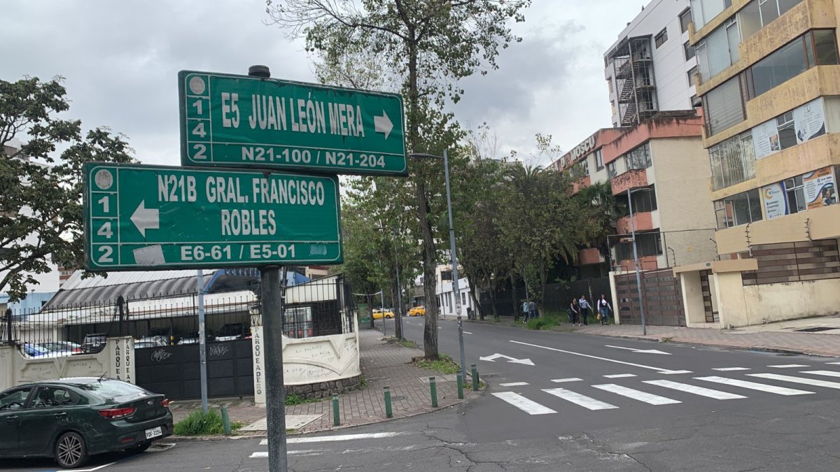 La nomenclatura vial de Quito contempla la identificación de las vías a través de códigos alfanuméricos.