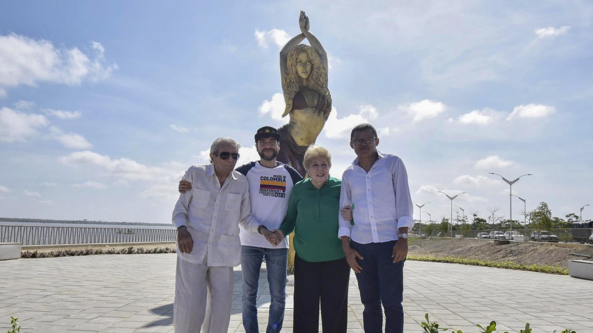 La escultura de bronce de la cantante colombiana Shakira que mide 6.50 metros de altura fue presentada en Barranquilla.