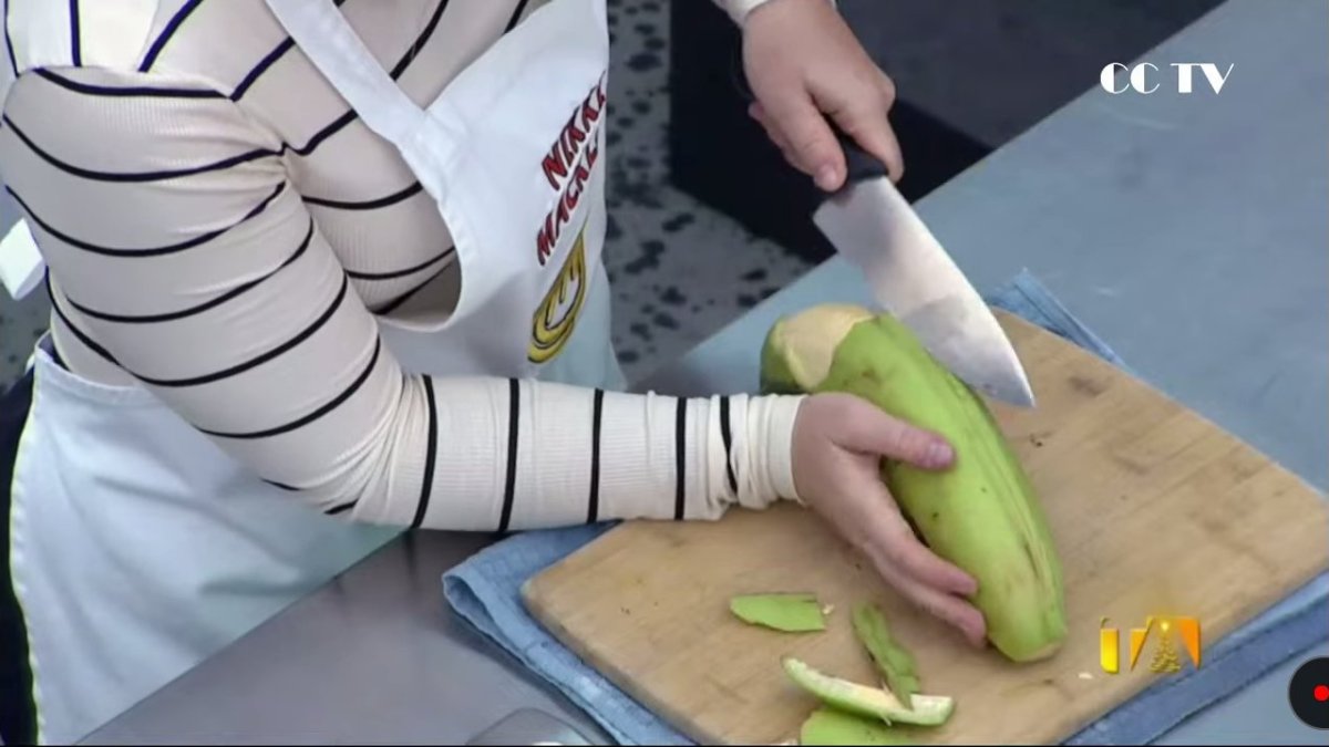 Momento en el que Nikky intenta pelar un verde.