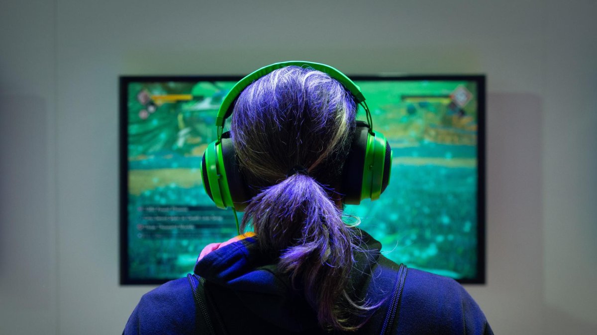 Fotografía de archivo de un visitante en una feria de videojuegos.