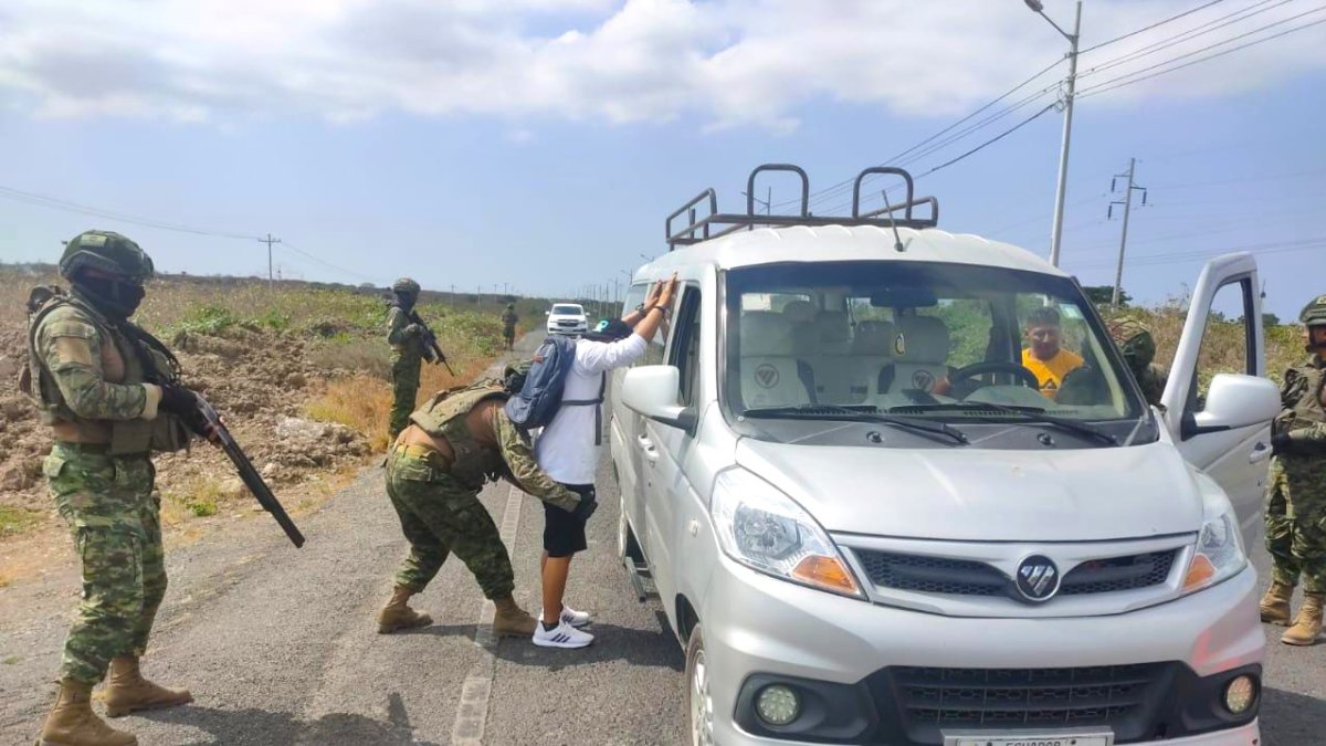 Carretera. En las vías principales que conectan a un cantón con otro, o que conducen a la Ruta del Spondylus o Guayaquil se ha visto a los militares esta semana haciendo controles.