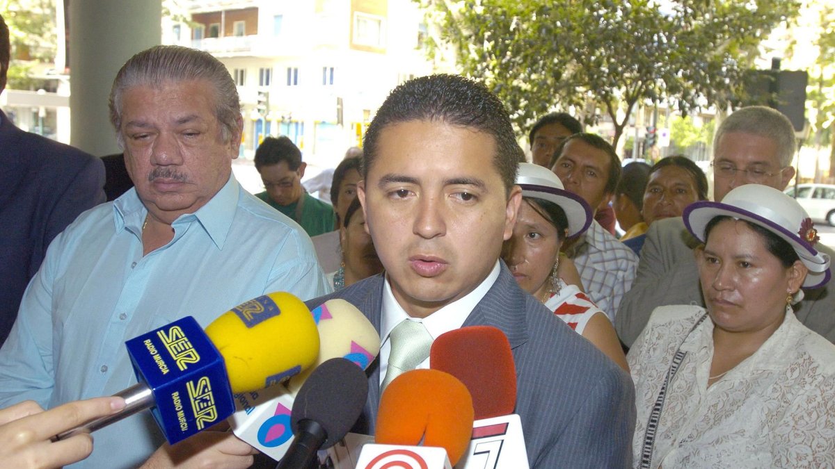 Fotografía de archivo en la que se registró al presidente ejecutivo del grupo de asesoría legal 1800migrante, William Murillo (c), al atender a la prensa , en Murcia (España).