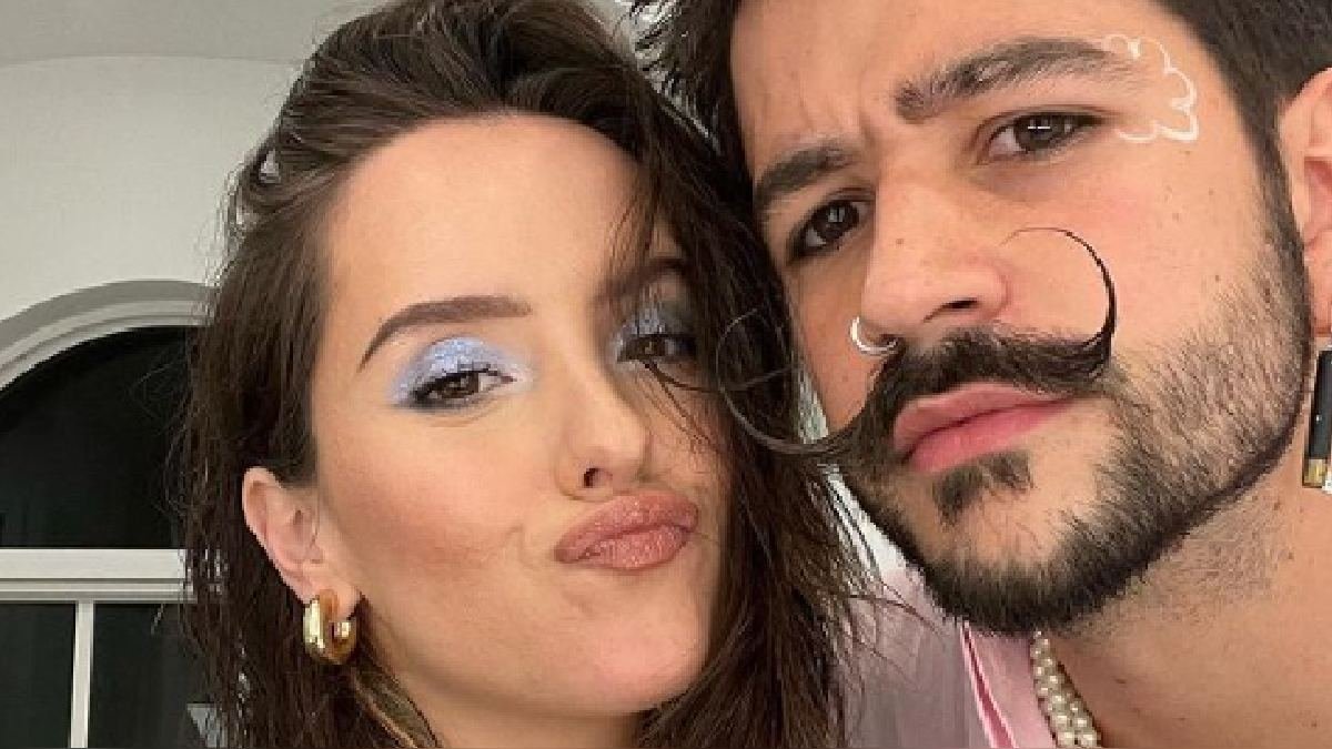 Evaluna ha sido tachada de irresponsable y de haber tomado una elección peligrosa, tanto para ella como para su bebé. En la foto con su marido, Camilo.