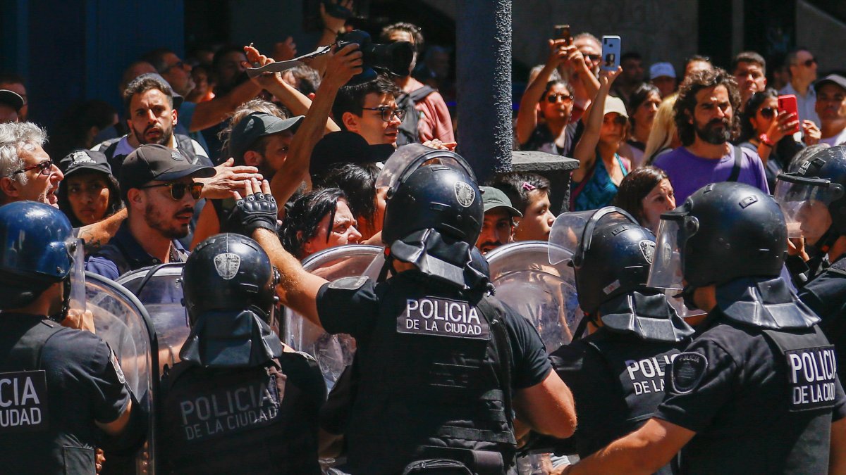 Manifestantes se enfrentan a la policía hoy, durante una marcha contra el Gobierno del presidente Javier Milei, en Buenos Aires (Argentina).
