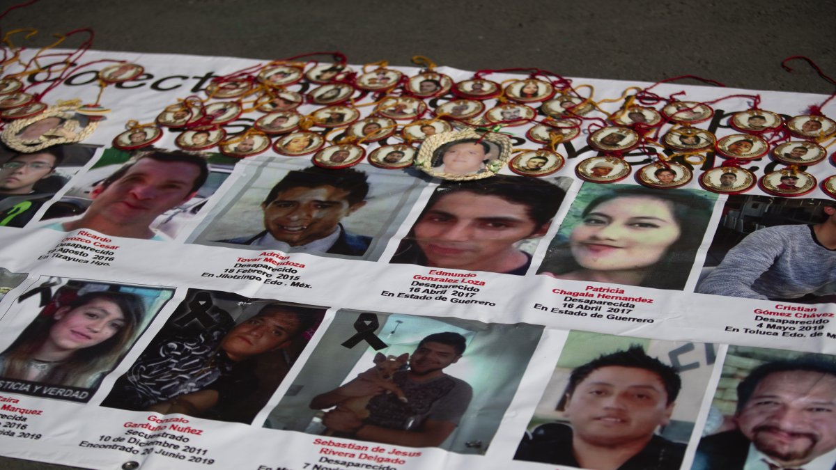 Detalle de un cartel registrado el pasado 22 de diciembre con imágenes de personas desaparecidas, frente al Palacio Nacional, en Ciudad de México (México).