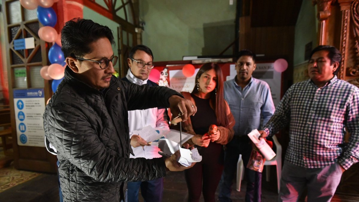 El presidente de San Blas, Juan Carlos Roja habla con los vecinos sobre como rescatar las tradiciones de su barrio