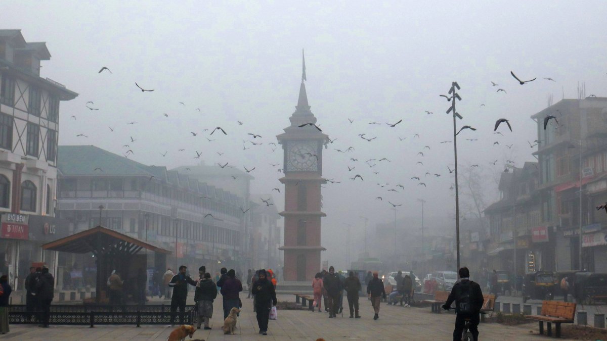 Una zona central de Nueva Delhi es fotografiada este miércoles 27 de diciembre de 2023 bajo una densa neblina.
