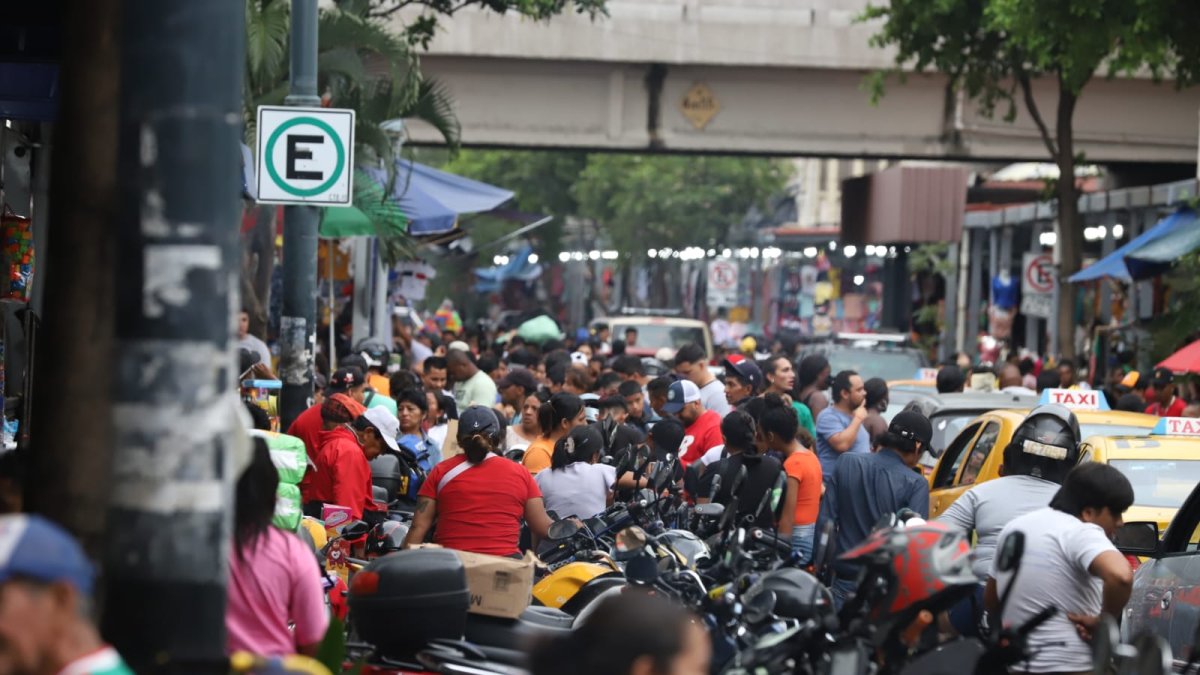 Enfrentamiento entre metropolitanos y comerciantes informales esta mañana en Ayacucho y Eloy Alfaro (paseo comercial huayna capac)
