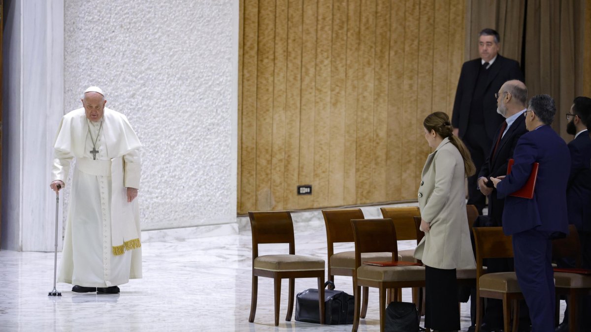 El papa Francisco llega para celebrar su audiencia general semanal en el Aula Pablo VI, Ciudad del Vaticano, el 27 de diciembre de 2023.