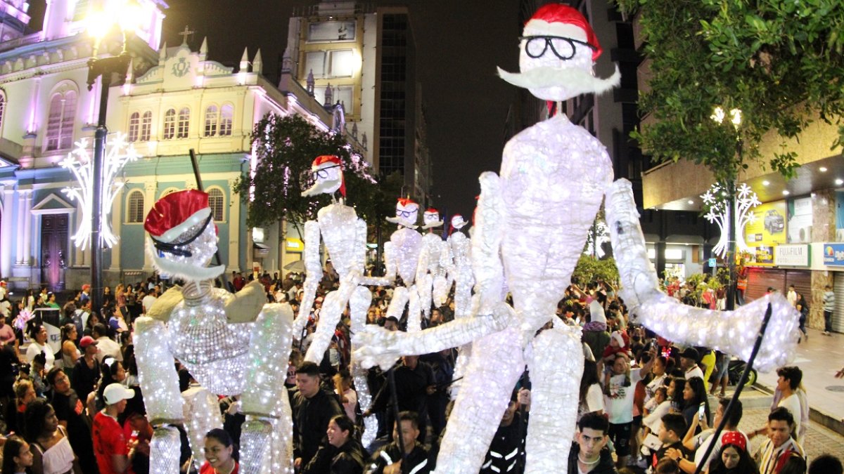 El desfile Gigantes de Luz recorrió la avenida 9 de Octubre la noche del miércoles 27 de diciembre.