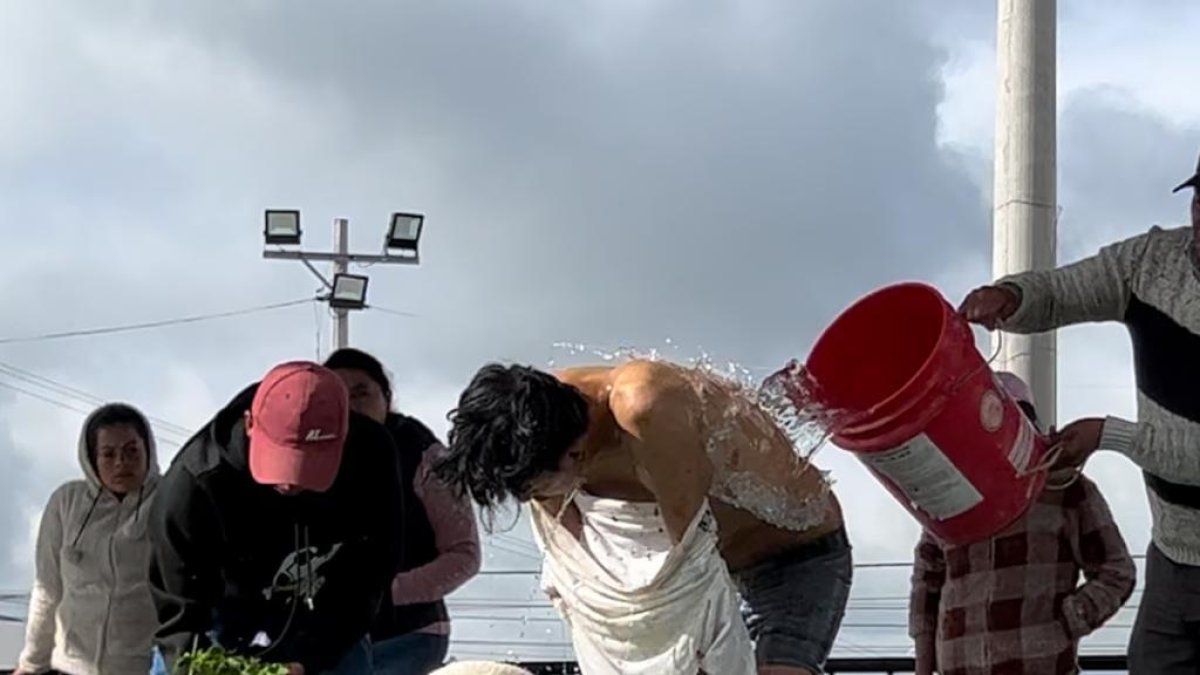 Suceso. Los sospechosos fueron juzgados en la plaza central de la parroquia.