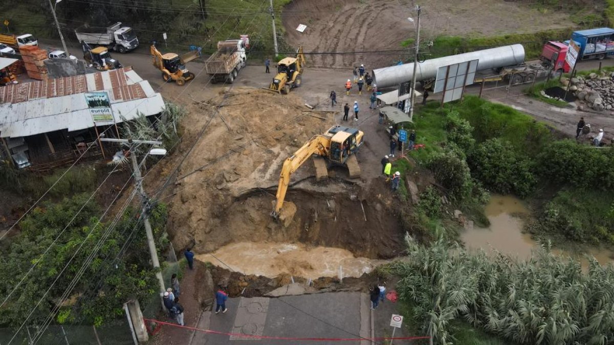 Un socavón en la vía Monay- Baguanchi dejó sin agua potable a más de 5.000 personas en Cuenca.