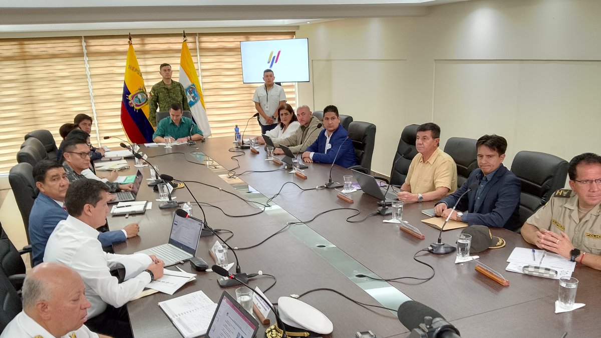 El presidente Daniel Noboa en la reunión sobre seguridad con ministros y comandantes de la Policía y Fuerzas Armadas, en Daule.