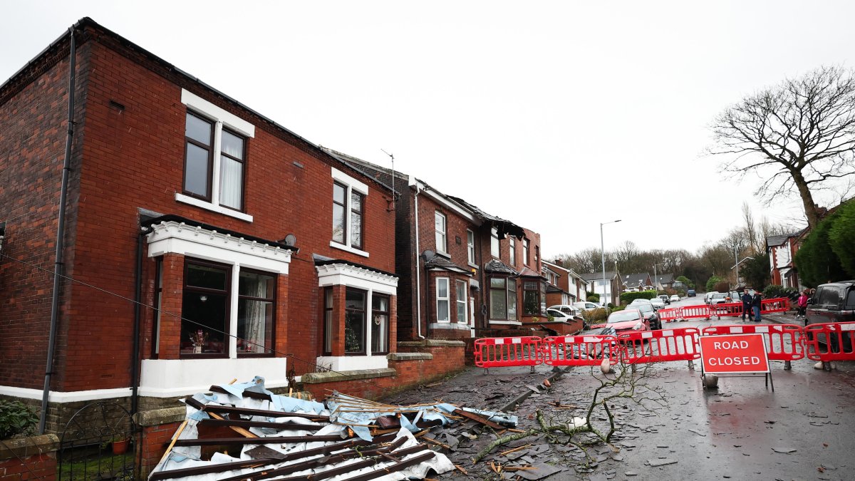 Los escombros de las casas dañadas ensucian la calle en Hough Hill Road después de un tornado localizado en Tameside, Gran Bretaña, el 28 de diciembre de 2023.