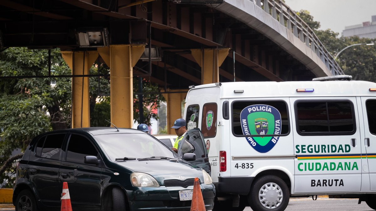 Un policía dirige el tráfico, el 27 de diciembre de 2023, en Caracas (Venezuela).
