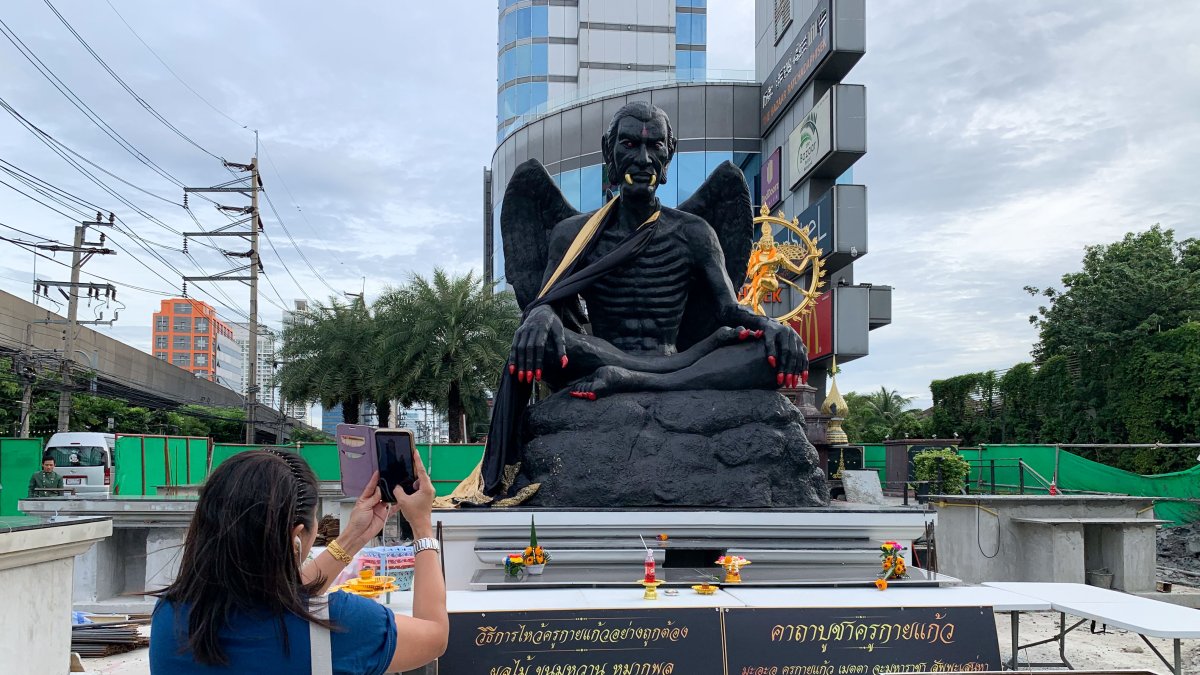 La estatua de aspecto demoníaco, que representa a un antiguo maestro de magia esotérica, retirada tras varios meses de polémica en Bangkok.