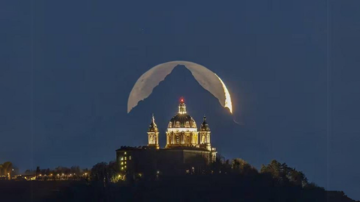 'Catedral, Montaña, Luna'