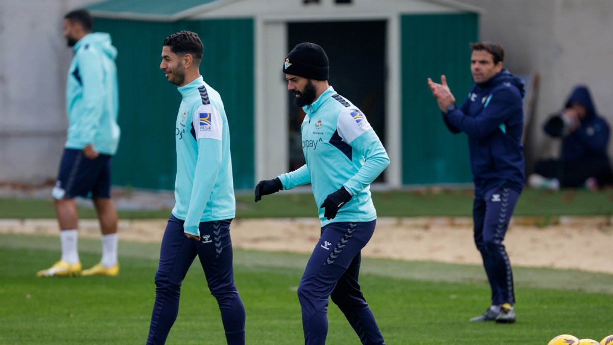 El mediapunta del Real Betis, Isco Alarcón (d), durante un entrenamiento que el equipo realizó en la ciudad deportiva del club verdiblanco.