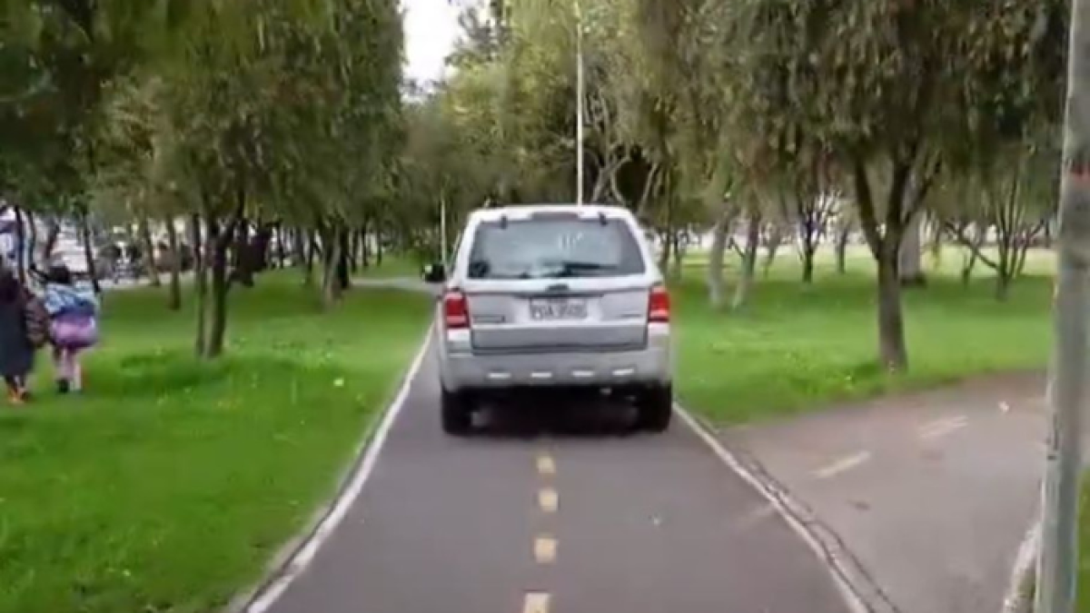 Uno de los vehículos invadiendo la ciclovía del parque La Carolina.
