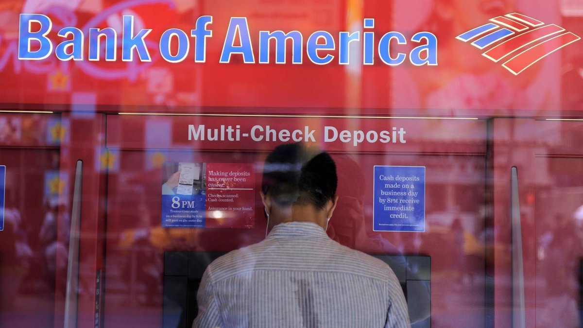 Un hombre saca dinero de un cajero automático en una sucursal del Bank of America en Times Square, Nueva York, en una fotografía de archivo.