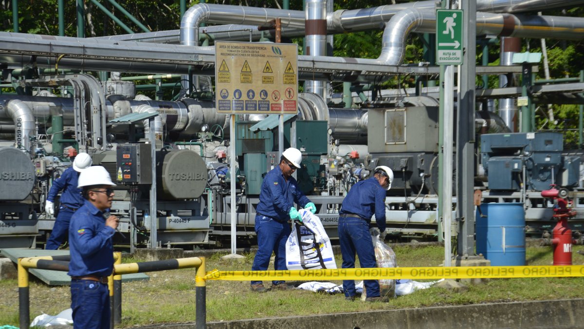 Trabajo.- Personal laborando en el campo petrolero administrado por Petroecuador.