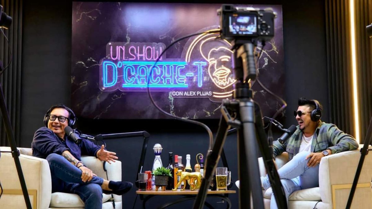 El actor ecuatoriano, luego de vivir un etapa triste por un accidente de tránsito, resurgió con un gran proyecto plasmado en su pódcast. En la foto con David Reinoso.