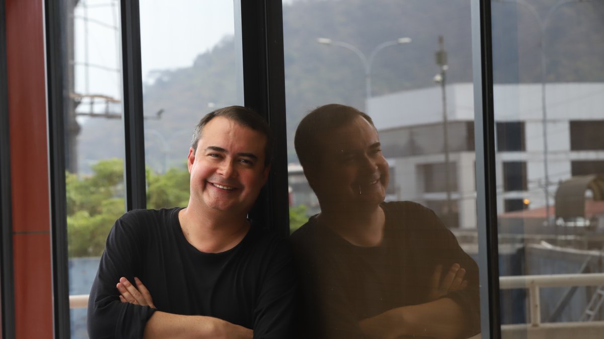 Fabián González también se desempeña como maestro de canto.