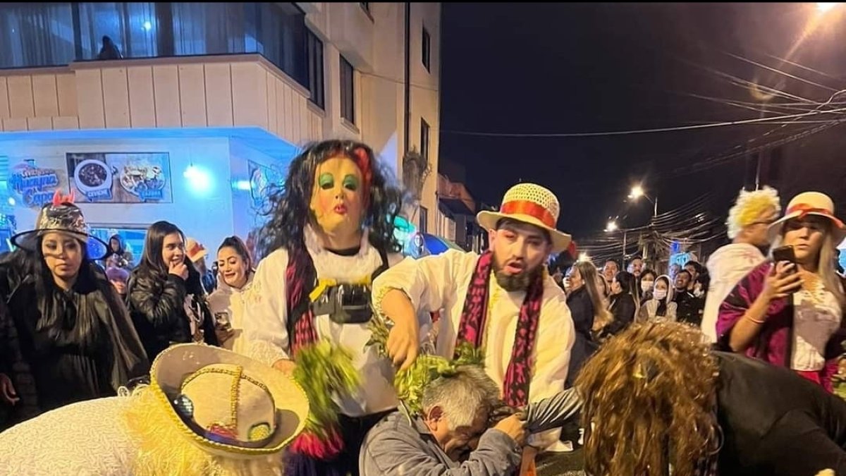 Habitantes se ‘arreglan’ de su personaje favorito o temática ‘popular’ del año. Recorren las calles y bromean con los transeúntes que se encuentran en el camino. Algunas de ellas son ‘pesadas’