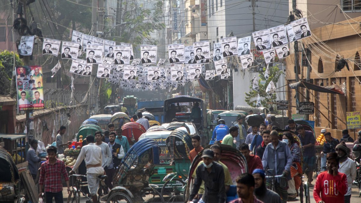 Una calle de Dacca con carteles de un candidato en las elecciones generales del 7 de enero de 2024.