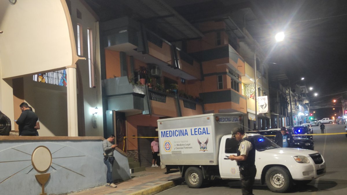 Procedimiento. Agentes de la Policía acordonaron la iglesia, en Manta.