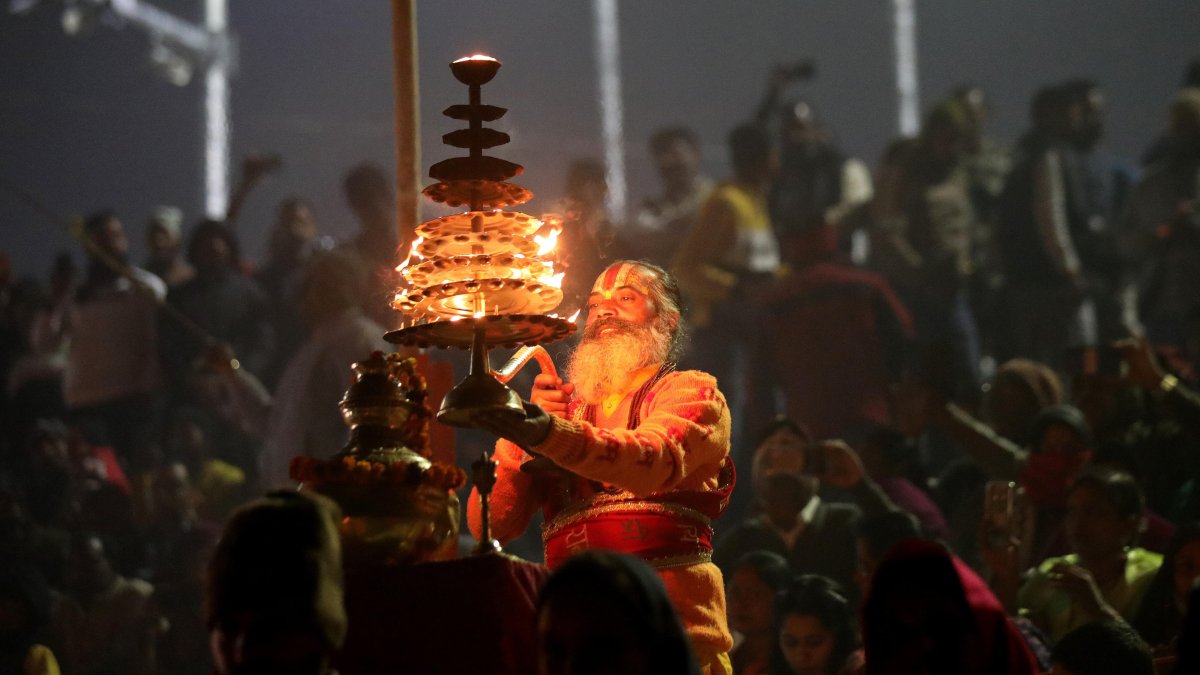 Oraciones vespertinas en la orilla del río Sarayu, en Ayodhya, Uttar Pradesh (India), dentro de los preparativos para la inauguración del templo en honor del dios hindú Ram.