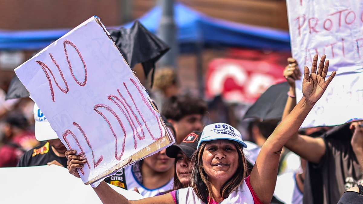 Buenos Aires. Protestan contra planes económicos del presidente Milei.