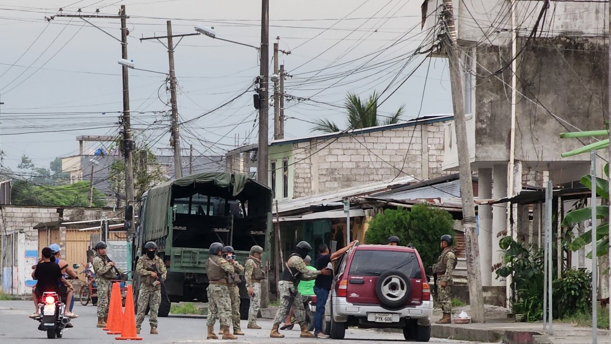 Operativo. Militares ejecutan controles vehiculares en provincia verde.