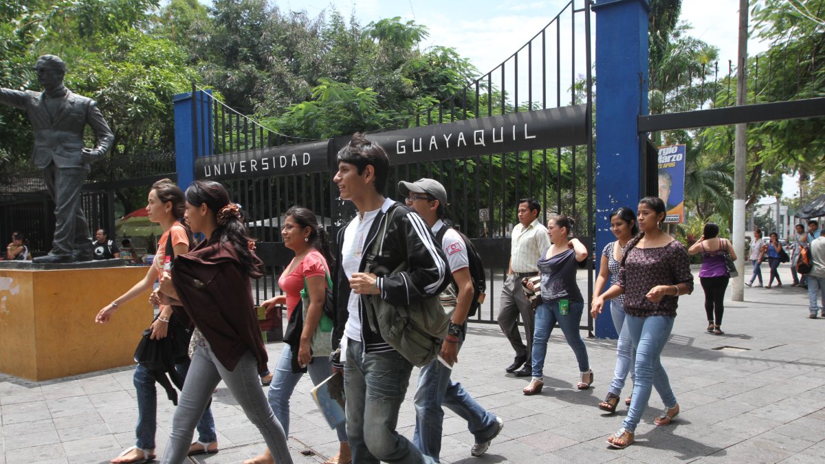 Foto referencial. Estudiantes de la Universidad de Guayaquil saliendo del centro de estudios.