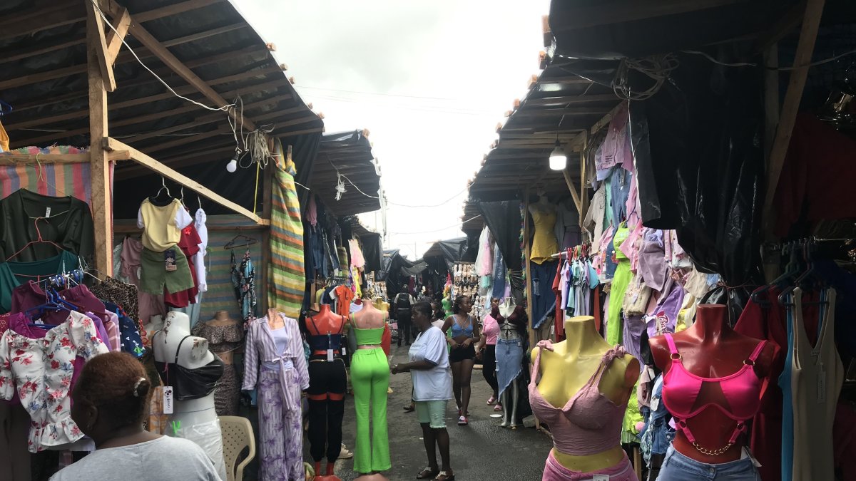 Feria. En una avenida central de San Lorenzo se instaló la feria navideña, que dura hasta el 1 de enero. Ahí se comercializa, en su mayoría, ropa colombiana.