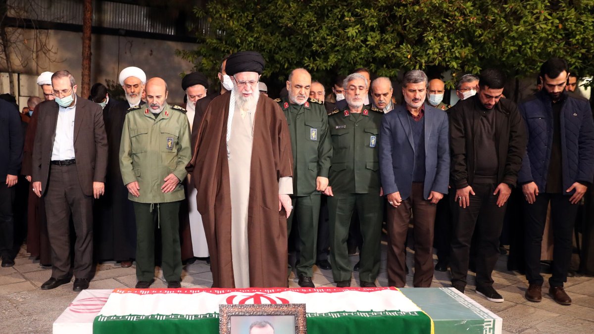 El líder supremo iraní, Ali Jamenei (C), junto al ataúd del asesor militar de la Guardia Revolucionaria iraní Razi Mousavi, muero el 25 de diciembre de 2023 en un ataque con misiles israelí.