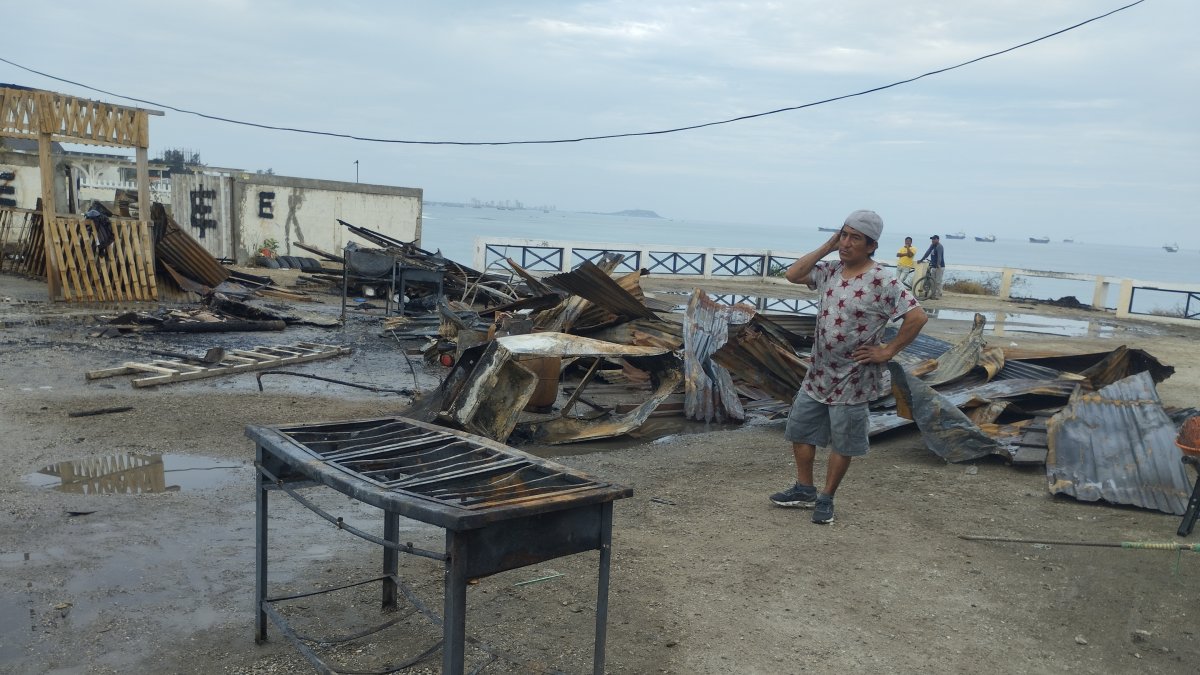 Ballenita. Uno de los dueños recorre la zona del incendio.