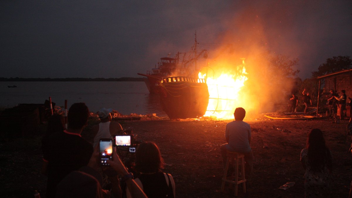 Tradición. La réplica del barco Nassau envuelto en llamas junto al río Guayas, en La Pradera 3, la tarde del jueves 28 de diciembre.
