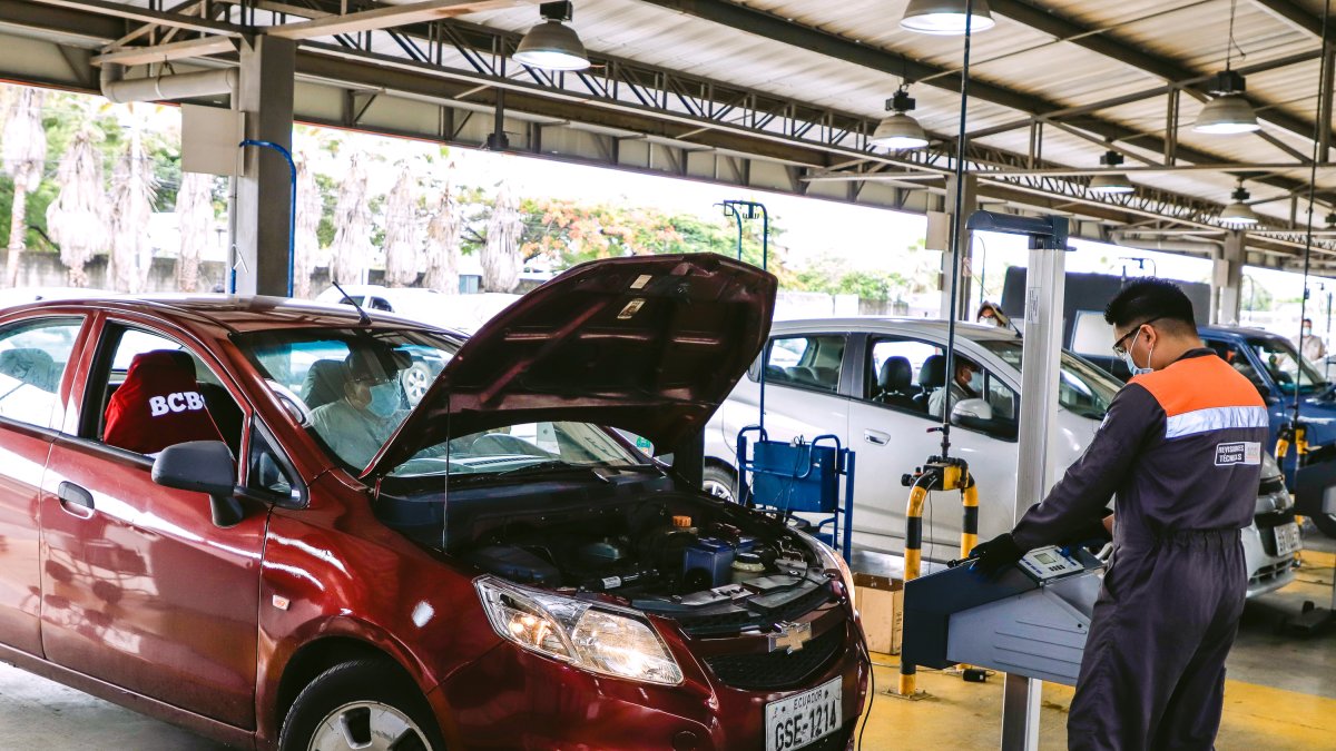 El proceso de revisión técnica vehicular obligatoria en Guayaquil está a cargo del consorcio SGS.