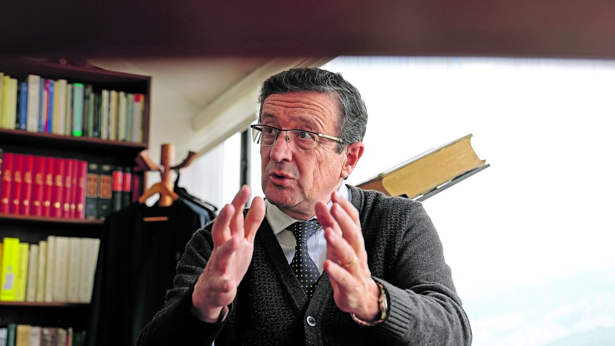 Luego de varios años de ejercer la carrera de Leyes, el excancieller se ha convertido en escritor.