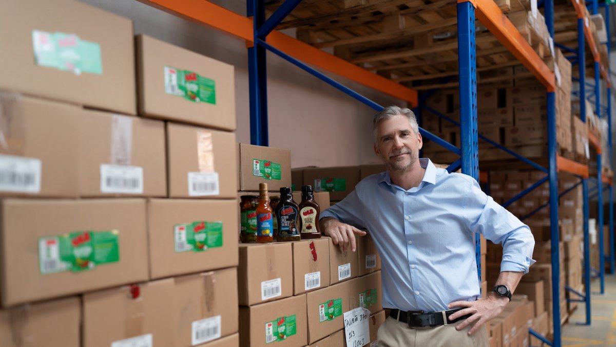 Ejecutivo.- Pedro Vega, gerente de la empresa Productos Olé.